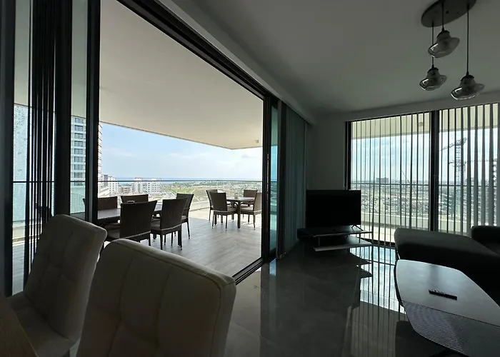 Grand Sapphire Luxury Corner With Spectacular Views And Two Bedrooms By Myguest Cyprus アパート