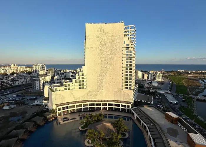 Grand Sapphire Luxury Corner With Spectacular Views And Two Bedrooms By Myguest Cyprus アパート *